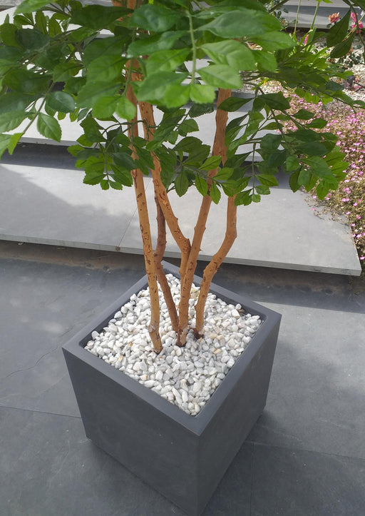 Preparazione Del Vassoio Per Piante Artificiali Finitura In Marmo Bianco